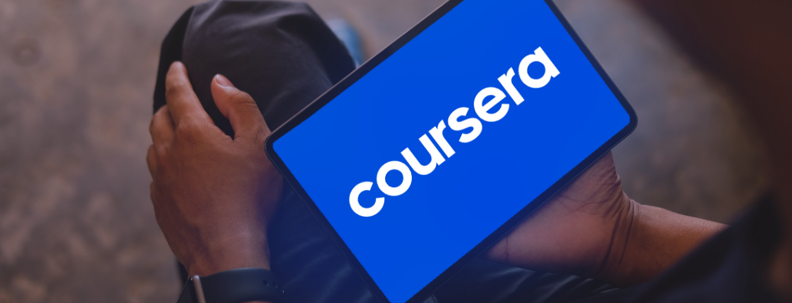 Mãos em tablet com marca Coursera