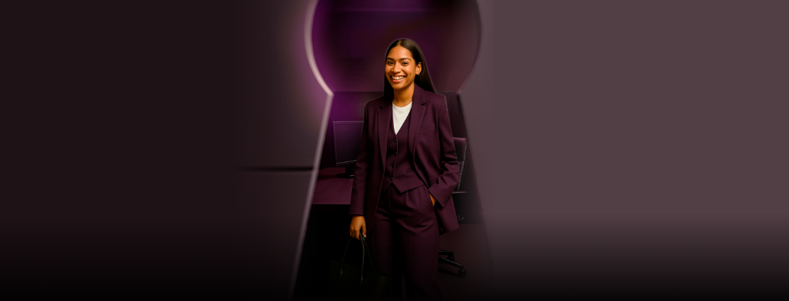 Mulher está de terno e mão no bolso de frente para a fechadura de uma porta, representando o empreendedorismo feminino