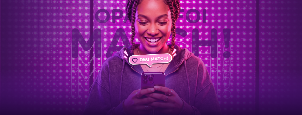 Mulher sorrindo ao olhar o celular com a mensagem “deu match” ao fundo, representando a descoberta de um match de carreira
