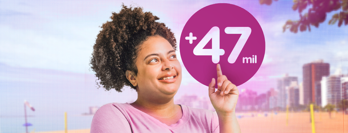 Mulher de blusa rosa está apontando para um banner com o texto +47 mil