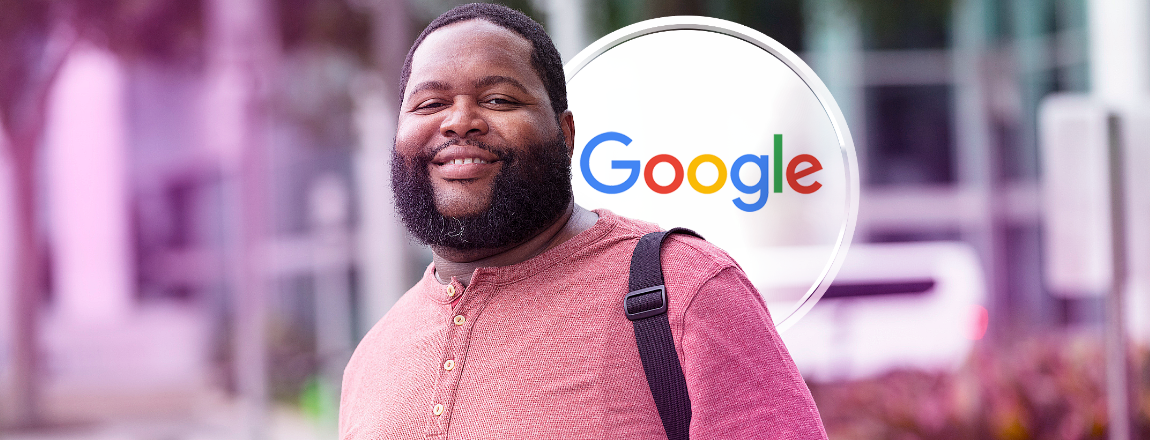 Homem negro com barba e mochila a tiracolo está sorrindo para a câmera com um banner do Google ao fundo