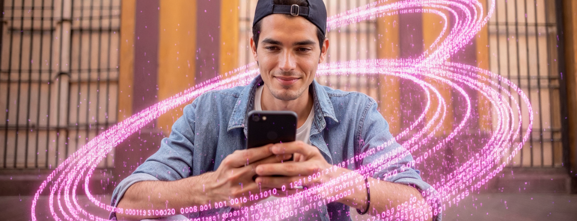 Jovem sentado, usando o celular, com elementos visuais digitais ao seu redor, representando o aprendizado da Formação em IA